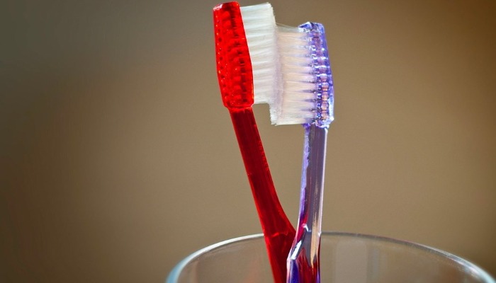 как очистить зубную щетку от пасты